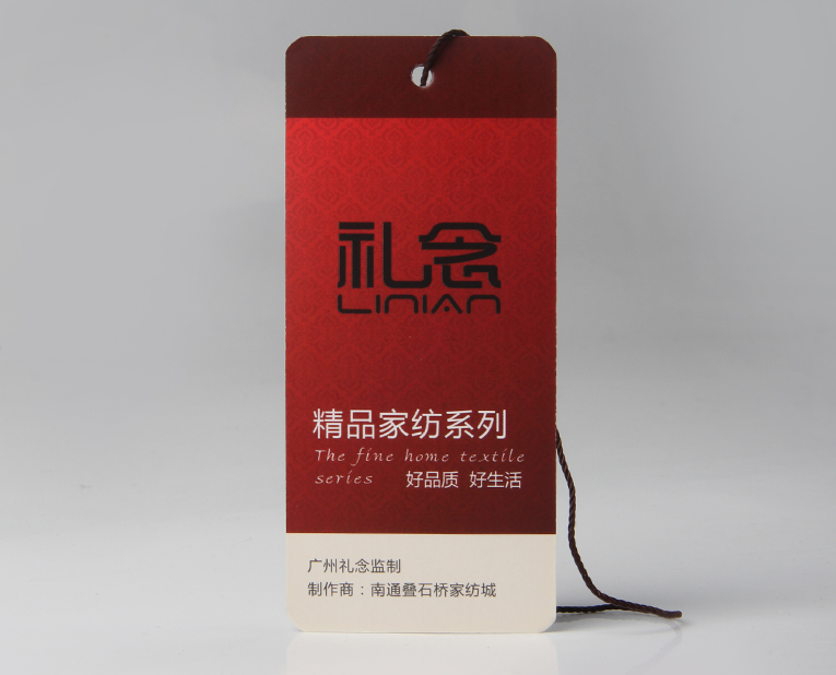 衣服吊牌在定做時(shí)出幺蛾子，制造商這樣做不懼怕劃痕