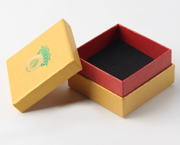 代表化妝品盒子廠家的老師傅，仔細(xì)比對3個(gè)小時(shí)，只為品質(zhì)