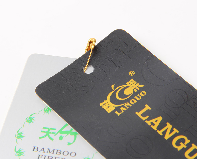 在選擇服裝紙牌定做工藝時(shí)，客人并不是最大的