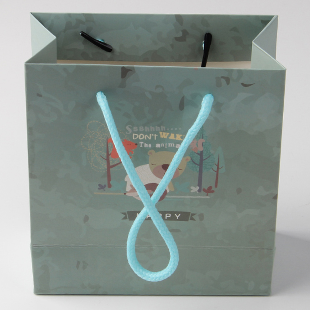 看看褲子紙袋訂做對比膠水粘和雞眼誰更合適 看看褲子紙袋訂做對比膠水粘和雞眼誰更合適